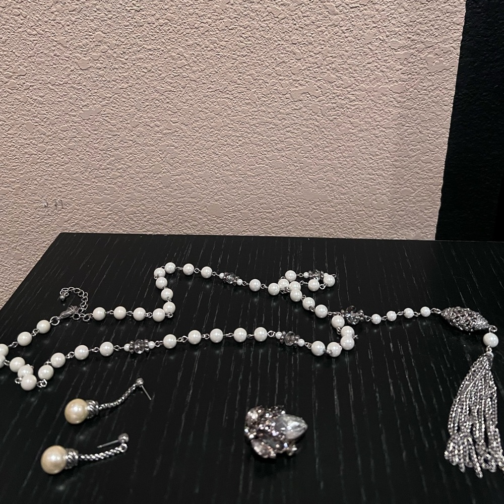 Elegant Silver and Pearl tassel - Picture 5 of 5